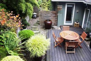 How to decorate a small garden